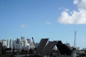 ponte levadiça aberta com paisagem urbana florida miami foto