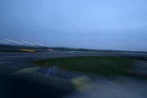 luzes do aeroporto em movimento durante a decolagem à noite foto