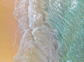 vista aérea da superfície do mar, foto panorâmica de ondas e textura da superfície da água, fundo do mar turquesa, bela natureza incrível vista do fundo do mar