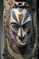 estátua de máscara de madeira papua foto