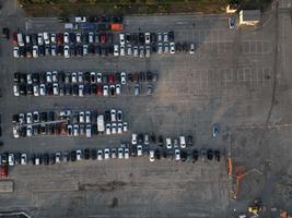 vista aérea sobre enormes estacionamentos ao ar livre com muitos carros e veículos foto