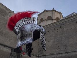 elmo de gladiador em fundo de roma foto