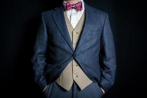 retrato de homem de terno e gravata borboleta com as mãos nos bolsos. estilo vintage e moda retrô de cavalheiro elegante.