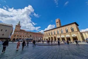 Bolonha, Itália - 3 de abril de 2022 - vista da praça maggiore cheia de gente foto