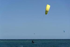 la ventana, méxico - 16 de fevereiro de 2020 - kitesurf na praia ventosa foto