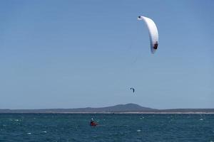 la ventana, méxico - 16 de fevereiro de 2020 - kitesurf na praia ventosa foto