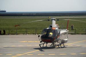 helicóptero aterrado no aeroporto foto