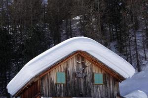 cabana de madeira no fundo da neve do inverno foto