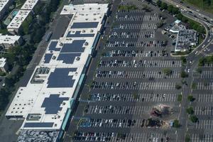 enorme panorama aéreo de estacionamento de shopping foto