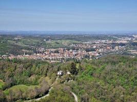 panorama de vista aérea de serravalle scrivia foto