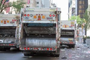 Nova York - 14 de junho de 2015 caminhões estão limpando a rua após o desfile anual do dia de porto rico foto