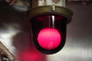 lâmpada de luz de alarme vermelho dentro do navio de guerra submarino de guerra militar foto