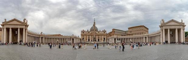 cidade do vaticano, vaticano - 8 de junho de 2018 lugar do vaticano e igreja de são pedro após a missa de domingo do papa francisco em roma foto
