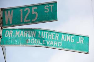 placa de rua de nova york martin luther king foto