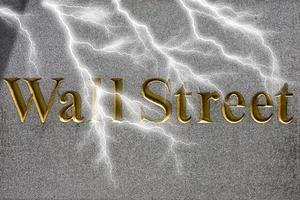 relâmpago de tempestade no sinal da bolsa de valores de wall street foto