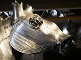 muitas armaduras de cavalo de metal de ferro medieval foto
