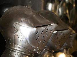 muitas armaduras de metal de ferro medieval foto
