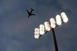 luzes do estádio à noite foto