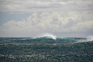 ondas do oceano pacífico na costa foto