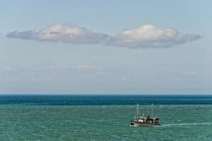 velho navio no mar de baja california em la paz foto