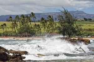 ondas do oceano pacífico na costa foto