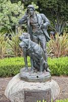 estátua do caçador e dos cães no jardim de beverly hills foto