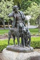 estátua do caçador e dos cães no jardim de beverly hills foto