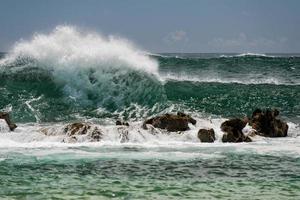 ondas do oceano pacífico na costa foto
