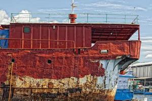 barco de pesca no porto da indonésia foto