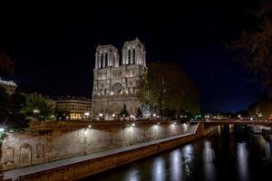 notre dame paris visão noturna foto