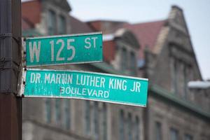 placa de rua de nova york martin luther king foto
