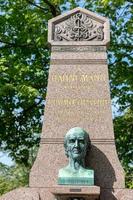 Paris, França - 2 de maio de 2016 Christian Friedrich Samuel Hahnemann Sepultura do fundador da homeopatia no cemitério de Pere-lachaise Fundador da homeopatia foto