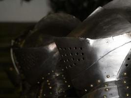 muitas armaduras de elmo de metal de ferro medieval foto