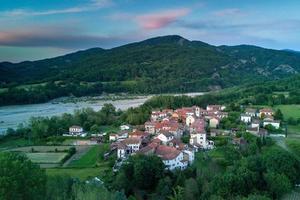 vista aérea da vila rural italiana de borghetto di borbera foto