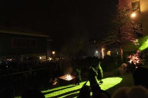 neuschoenau, alemanha - 5 de janeiro de 2019 - celebração da noite de lousnacht com o espírito da floresta waldgeister na vila da bavária foto