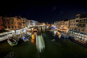 paisagem urbana vista noturna de veneza de rialto foto