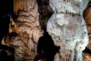 panorama da vista interior das cavernas postojna foto