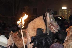 neuschoenau, alemanha - 5 de janeiro de 2019 - celebração da noite de lousnacht com o espírito da floresta waldgeister na vila da bavária foto