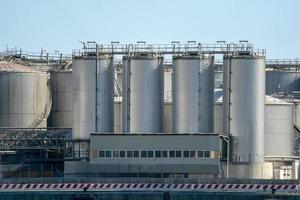 silos metálicos no céu azul claro foto