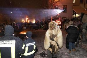 neuschoenau, alemanha - 5 de janeiro de 2019 - celebração da noite de lousnacht com o espírito da floresta waldgeister na vila da bavária foto