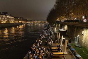 paris, frança - 20 de novembro de 2021 - muitas pessoas marchando contra a violência contra as mulheres foto