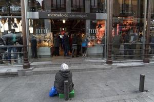 madrid, espanha - 1 de abril de 2019 - o mercado de san miguel foto