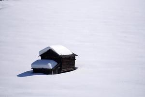 cabana de madeira no fundo da neve do inverno foto