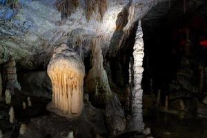 panorama da vista interior das cavernas postojna foto