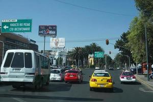 cidade do méxico, méxico - 5 de novembro de 2017 - capital da metrópole mexicana tráfego congestionado foto