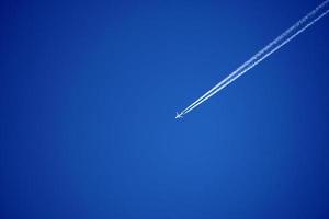 trilhas de avião rastreiam chemtrails no céu azul profundo foto