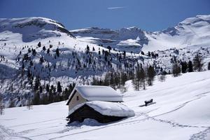 dolomitas neve panorama grande paisagem cabana coberta pela neve foto