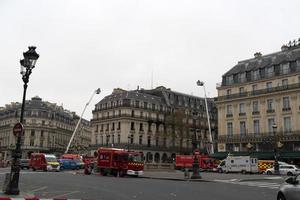 paris, frança - 20 de novembro de 2021 - grande incêndio perto da ópera garnier foto