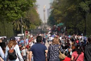 cidade do méxico, 3 de fevereiro de 2019 - parque da cidade chapultepec lotado de pessoas no domingo foto