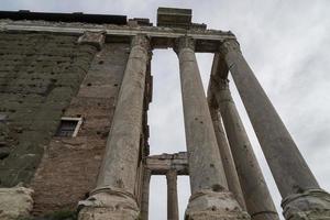 templo de antonino e faustina em roma foto